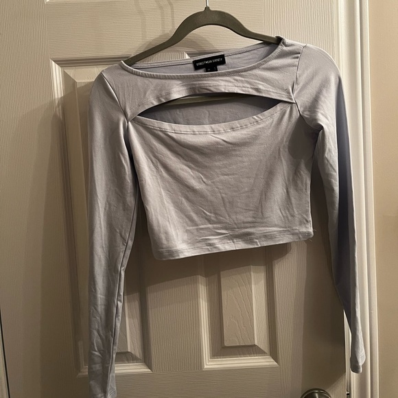 Forever 21 long sleeve crop top wirh chest slit. - Picture 1 of 5